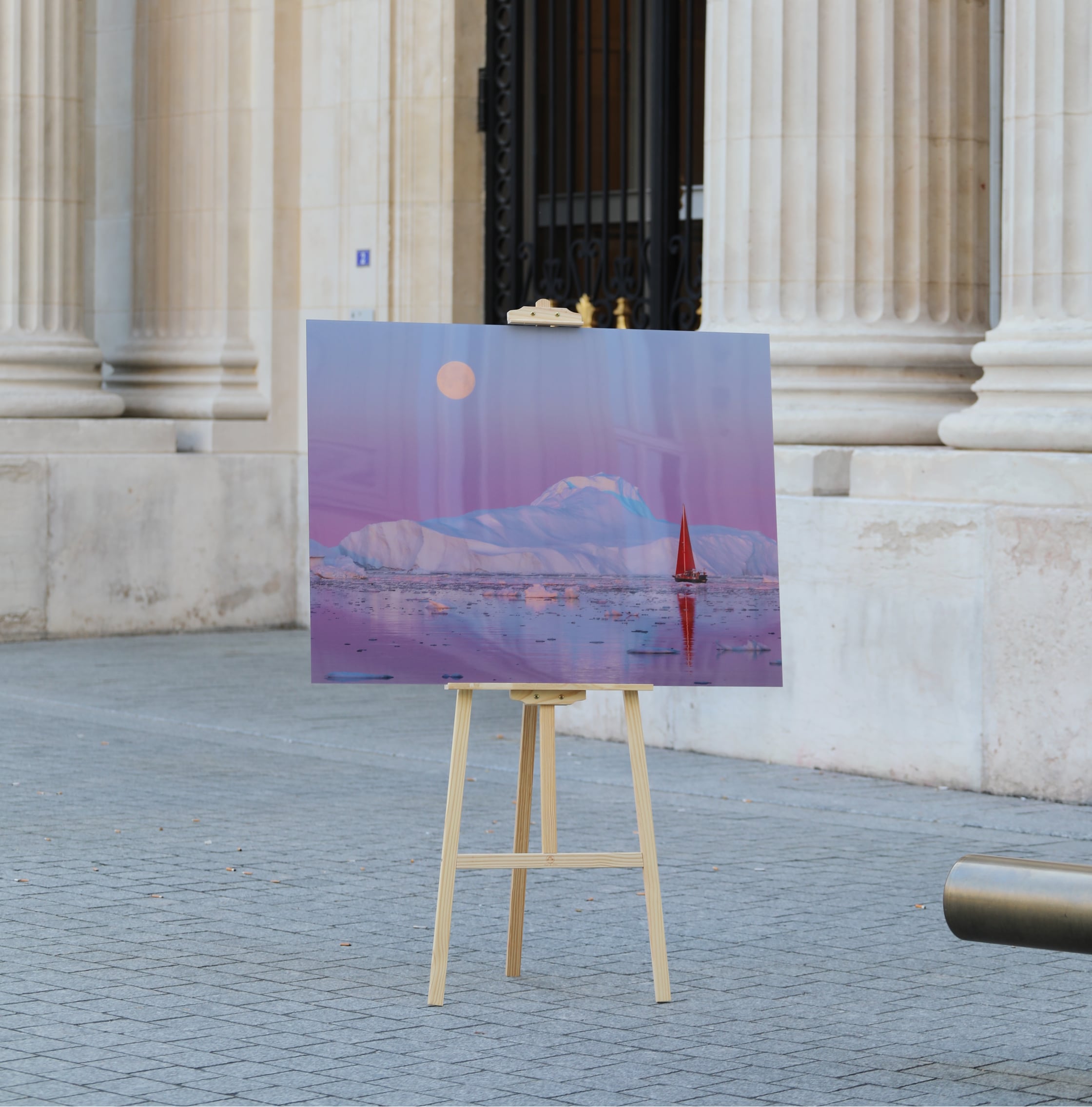 Tableau photo d'art montrant un voilier aux voiles rouges naviguant au Groenland