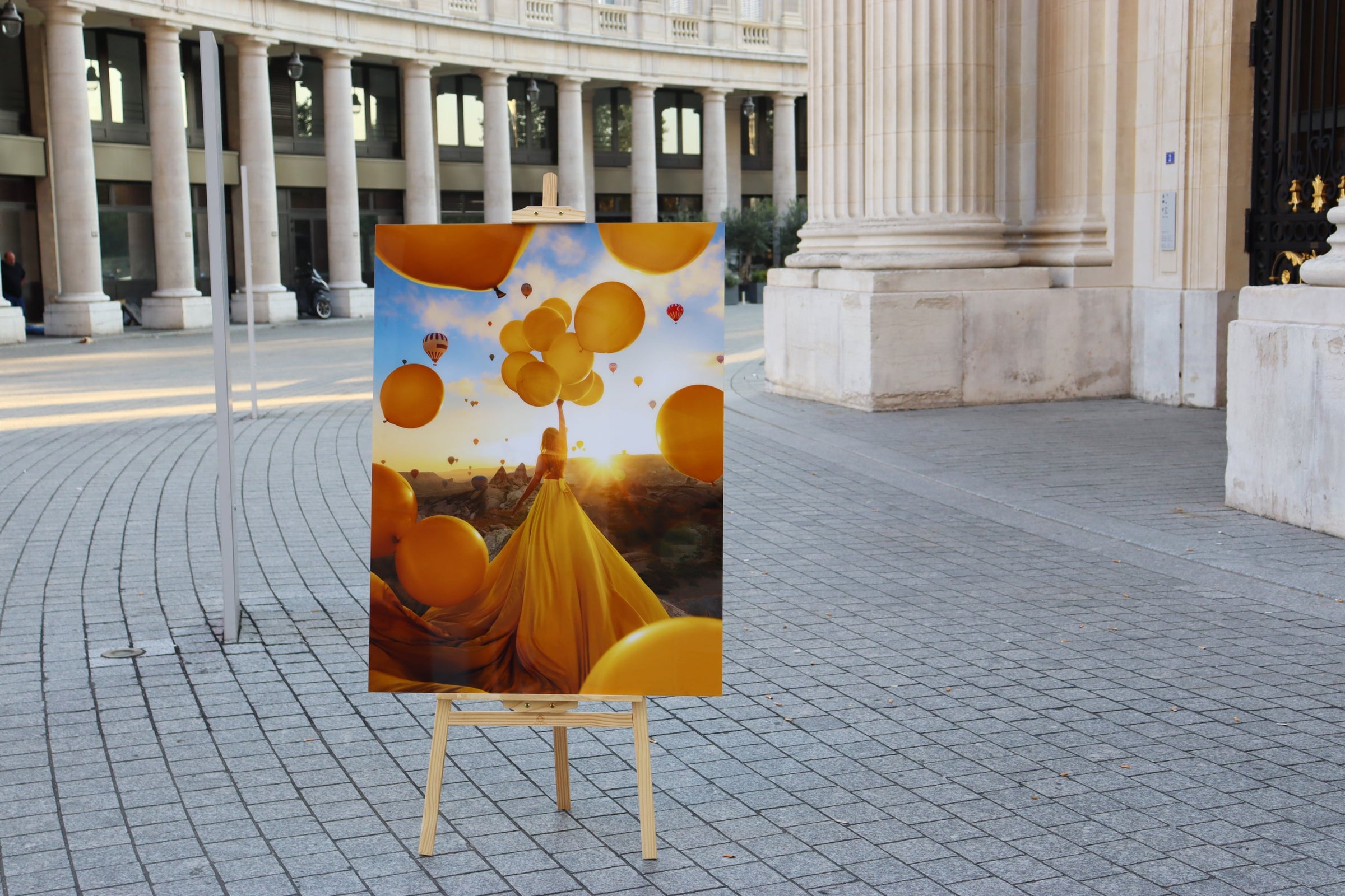 Tableau photo d'art montrant une princesse en robe jaune tenant des ballons jaunes