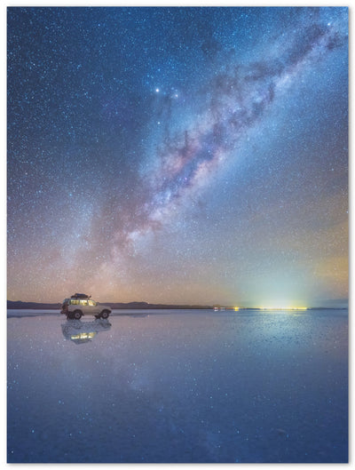 Tableau photo d'art en plexiglas montrant un 4x4 roulant sous la Voie Lactée