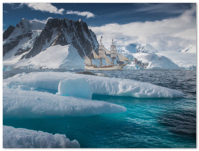Tableau photo d'art en plexiglas montrant un voilier naviguant le long des côtes du Groenland entre les icebergs