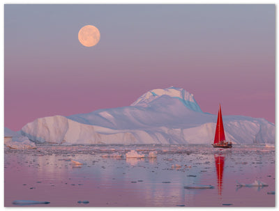 Tableau photo d'art en plexiglas montrant un voilier à voiles rouges navigant proche du Groenland