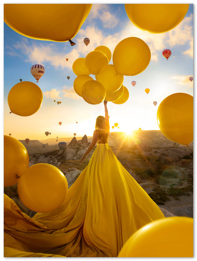 Tableau photo d'art en plexiglas montrant une femme en robe jaune tenant des ballons jaunes