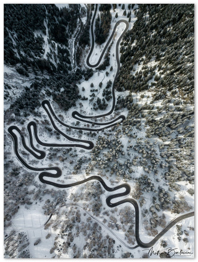 Tableau photo d'art en plexiglas montrant une route sinueuse de montagne dans le canton des Grisons en Suisse