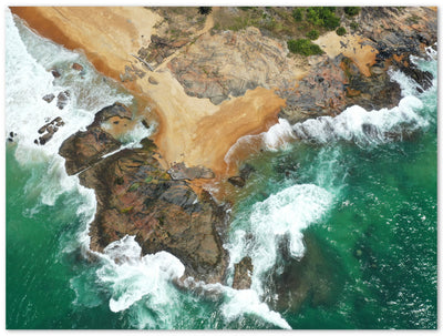 Tableau photo d'art en plexiglas montrant une péninsule rocailleuse balayée par la houle (vue en drone)