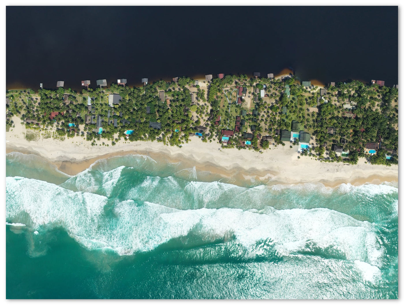 Tableau photo d'art en plexiglas montrant une langue de terre au milieu des eaux en Côte d'Ivoire