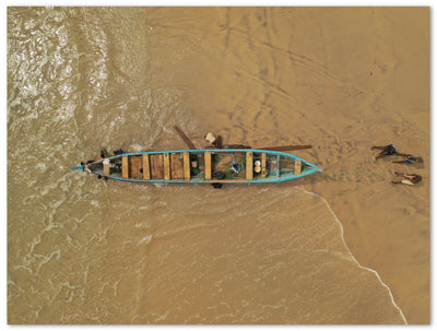 Tableau photo d'art en plexiglas montrant des pêcheurs tirant leur bateau sur la plage