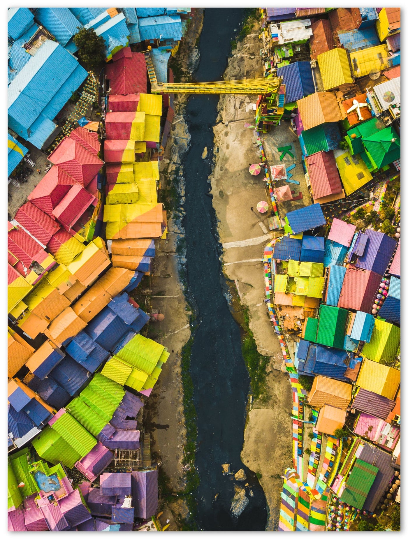 Tableau photo d'art en plexiglas montrant Jodipan vu du ciel avec ses toits de maison multicolores