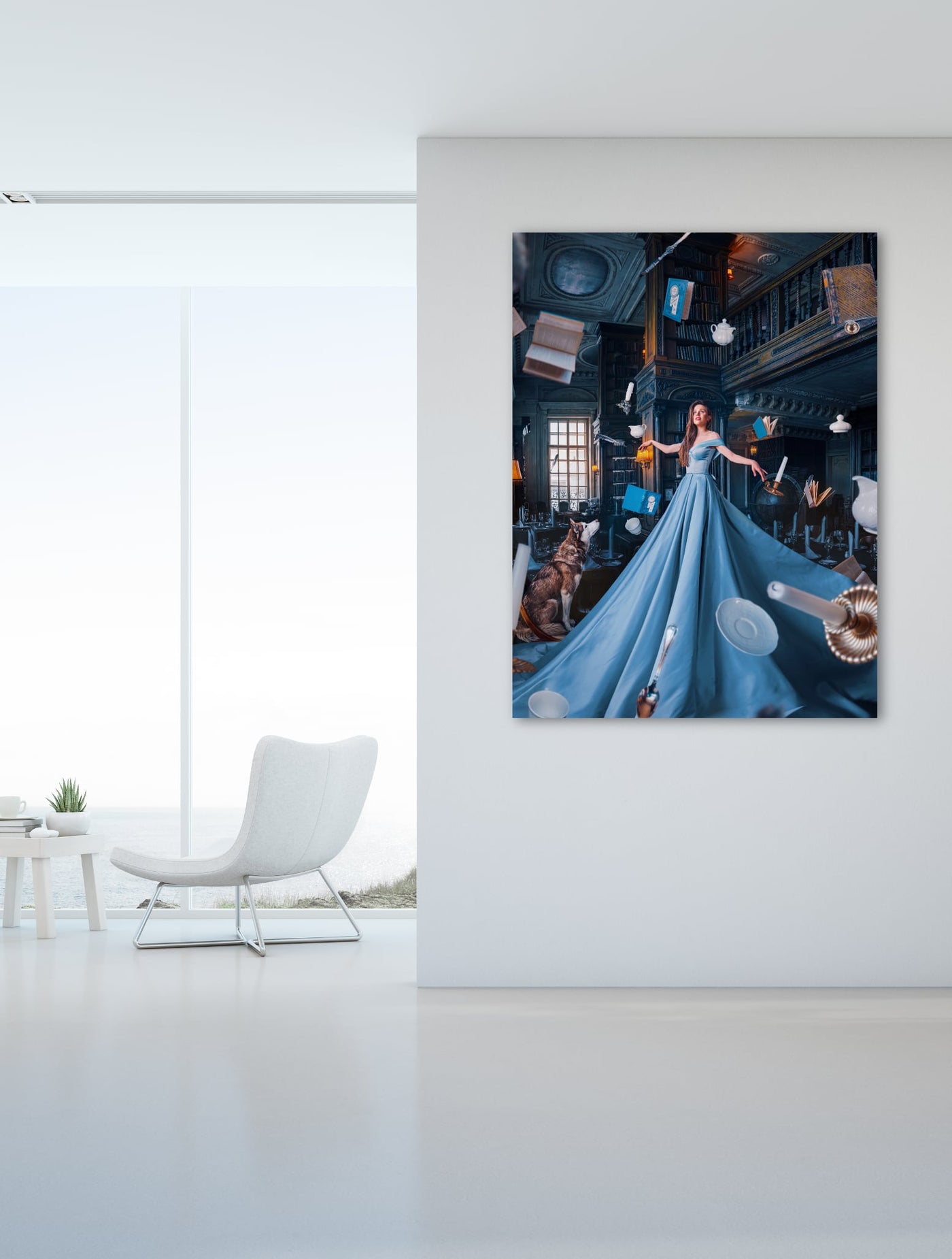 Tableau photo d'art en plexiglas montrant une femme en robe bleue et accroché dans une villa moderne aux tons blanc